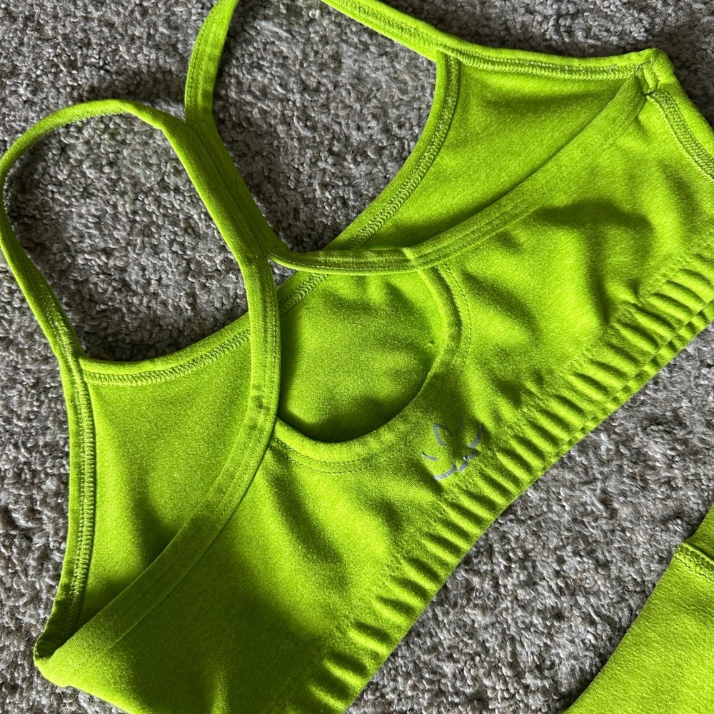 Set Beyond Yoga Neon Green Athletic Shorts and Bra - Picture 3 of 5
